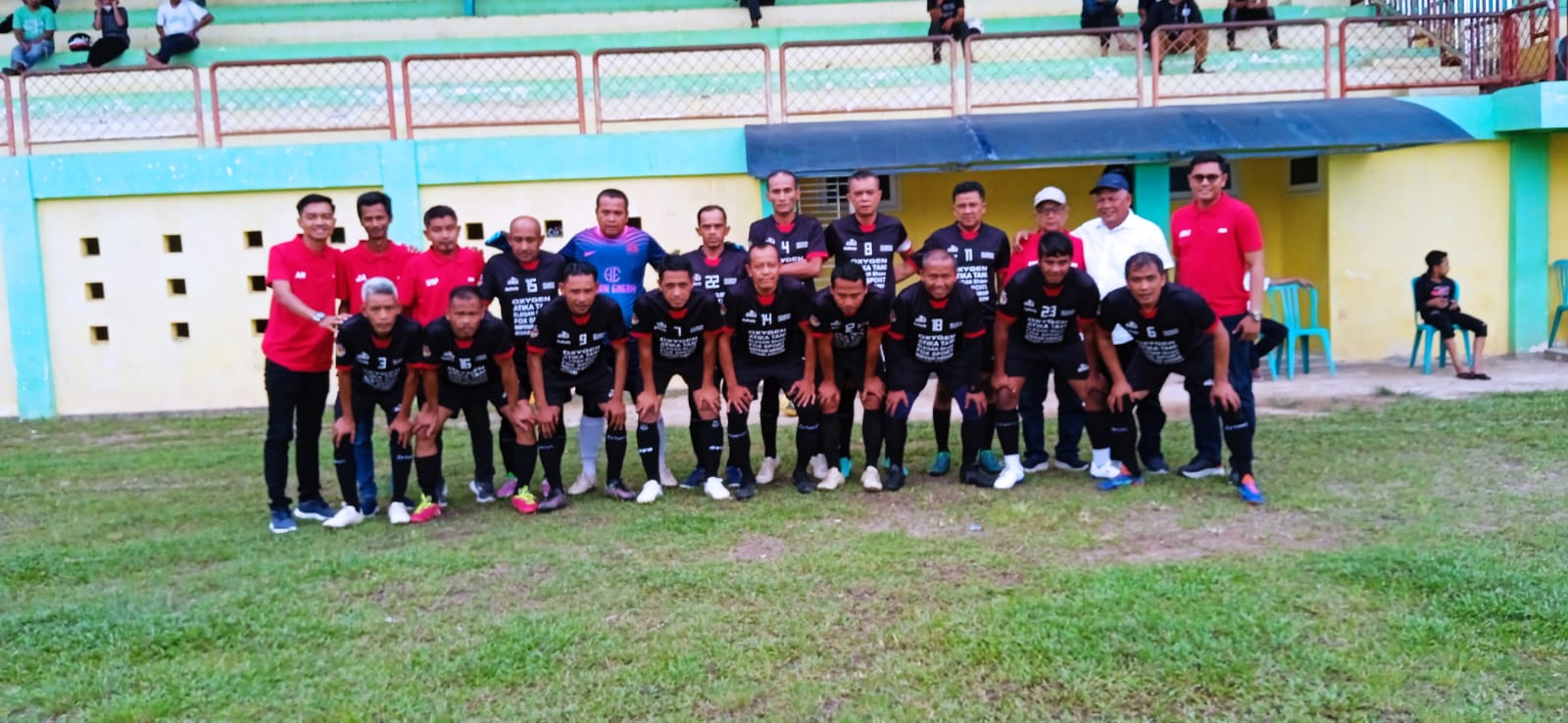 Tim Kecamatan Sungayang foto bersama jelang pertandingan melawan Kecamatan Lima Kaum